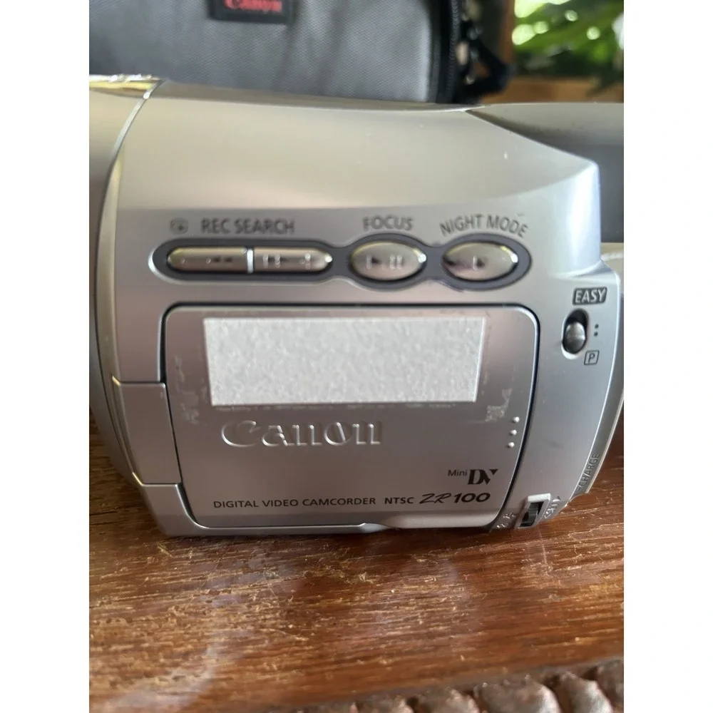 Canon ZR100 MiniDV Camcorder – Tested & Working – w/ Case, Manual, Charger